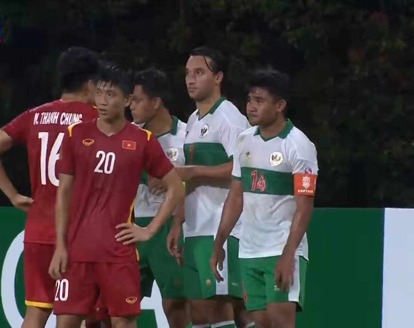 0-0!越南队罕见低迷,有出局可能,20脚射门无果,对手仅1次射门