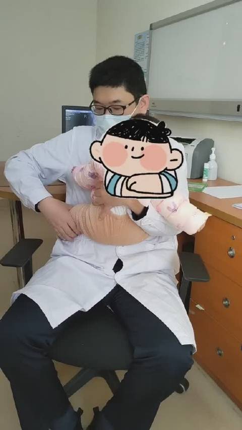 宝宝臀纹不对称让回家多蛙抱到底应该怎么抱呢