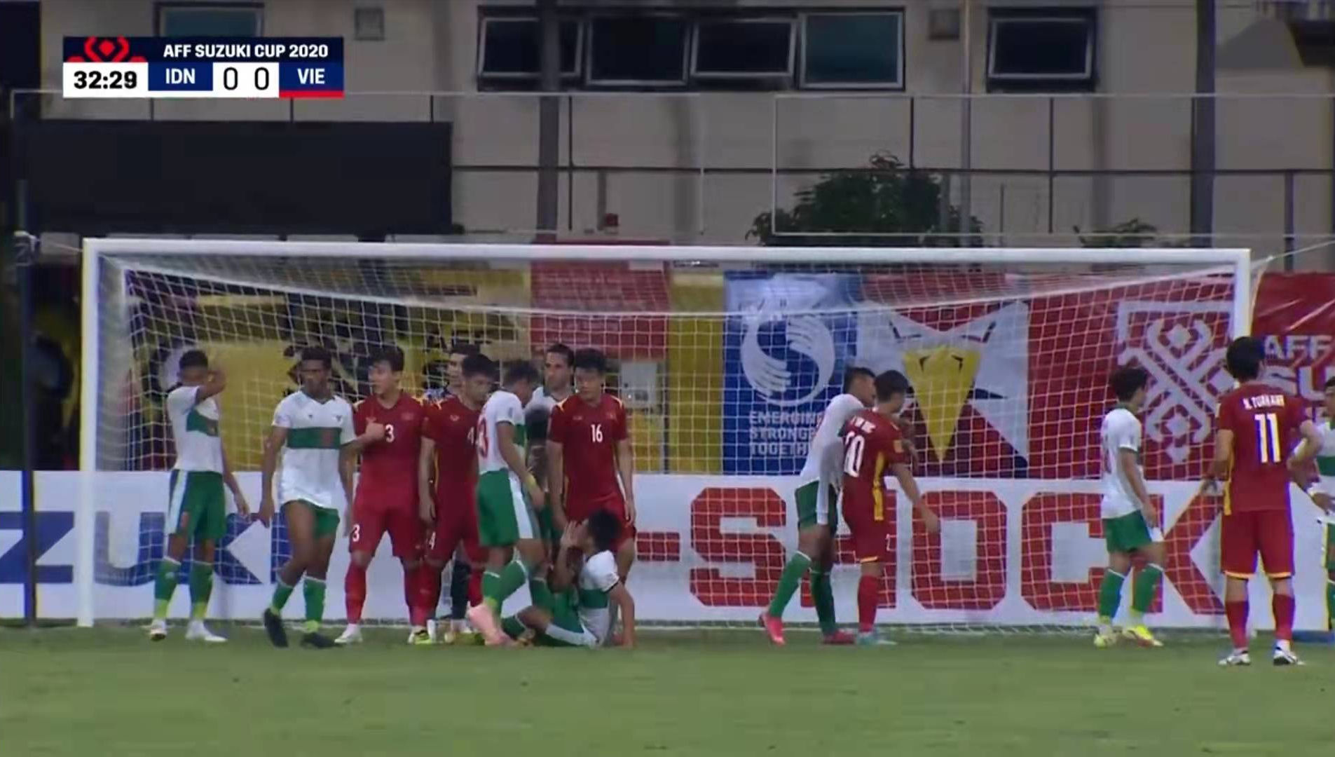 0-0!越南队罕见低迷,有出局可能,20脚射门无果,对手仅1次射门