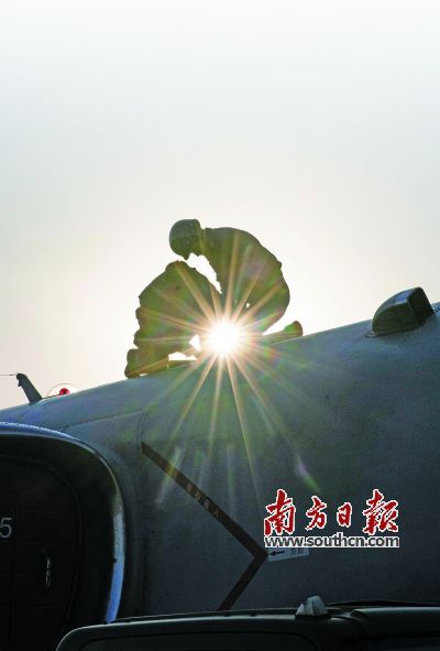 执行任务前,机务人员正在进行准备工作。