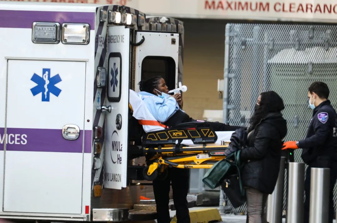 12月13日，医务人员准备将病人送入美国纽约一家医院的急诊。图源：新华社