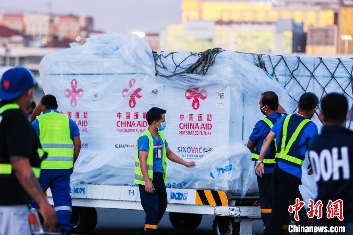14日晚，中国政府援助菲律宾第五批新冠疫苗运抵马尼拉国际机场。