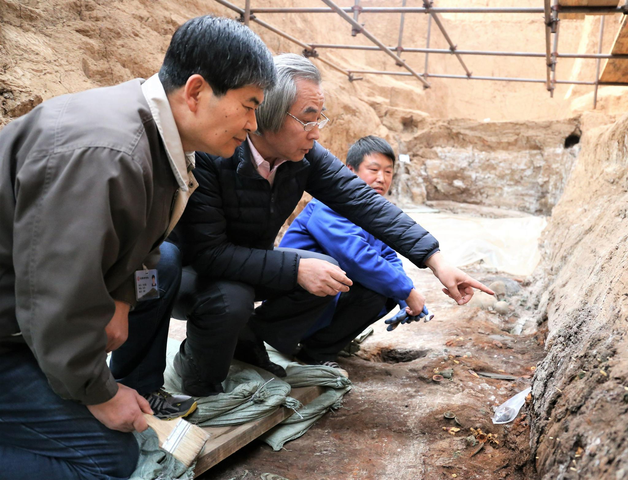 考古人员正在江村大墓进行发掘研究。图源：陕西省考古研究院