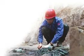 考古人员在薄太后南陵外藏坑进行发掘工作（2018年7月17日摄）。组图/新华社