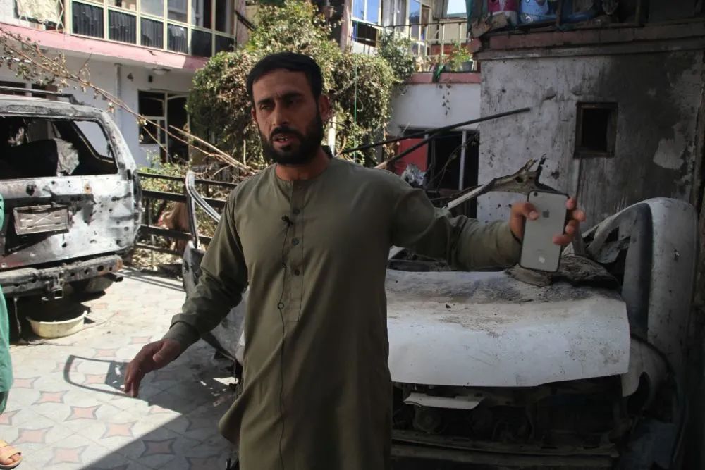 ▲9月2日，在阿富汗喀布尔一处被美军空袭过的居民区，一名空袭遇难者的亲属站在汽车残骸旁。（新华社发，塞夫拉赫曼·萨菲摄）