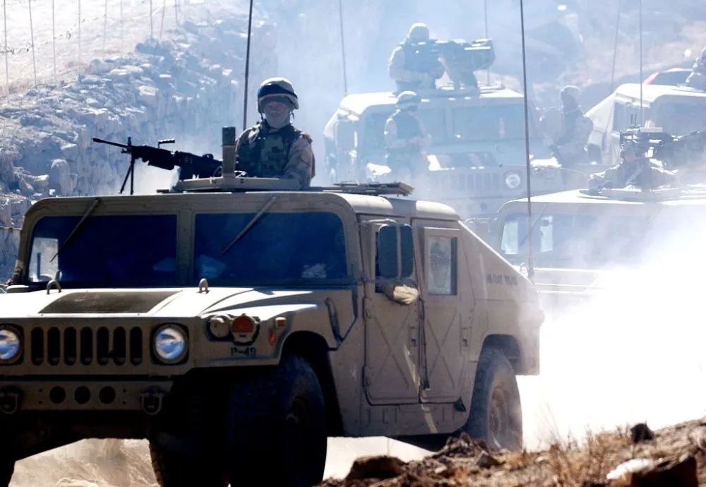 ▲2003年12月16日，美军在阿富汗中部的瓦尔达克省巡逻。（新华社记者王雷摄）