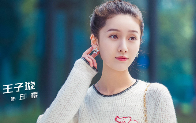 23岁王子璇泳装照好性感！穿紧身裙秀身材曲线，皮肤白皙笑容甜美