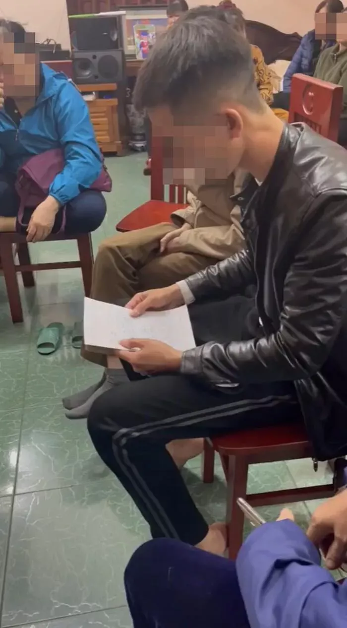 被发现与弟媳有染后,越南男子跪地向家人诚恳道歉