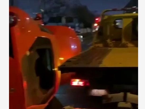 早上买500万法拉利，中午就摔坏，车主笑称自己赚了