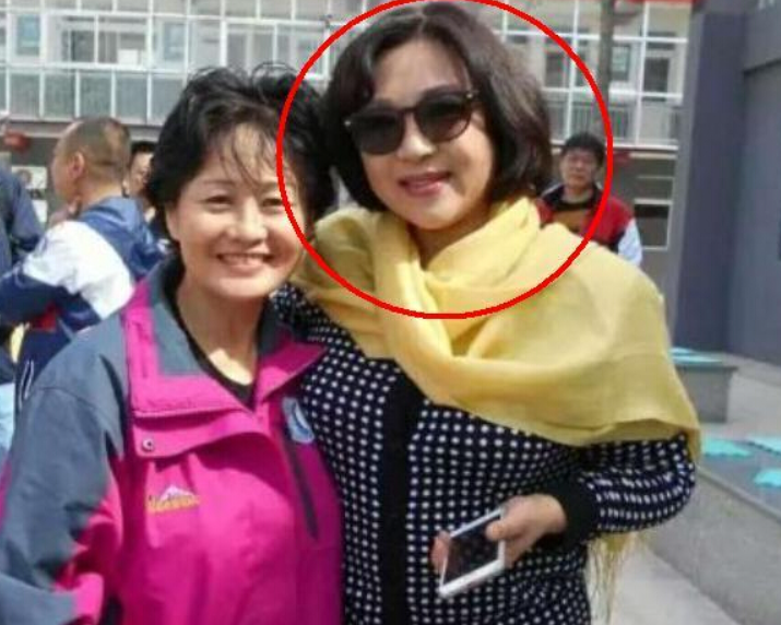 8位港圈“渣男”，对女伴一个比一个狠，原配被逼到离婚出家