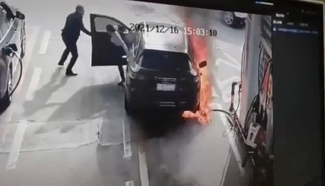 惊了!一男子拔掉油枪点燃汽车后逃走……休闲区蓝鸢梦想 - Www.slyday.coM 惊了!一男子拔掉油枪点燃汽车后逃走……休闲区蓝鸢梦想 - Www.slyday.coM