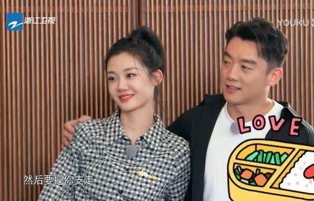 苗苗带女儿剧组探班郑恺郑恺化身温柔奶爸一家三口其乐融融