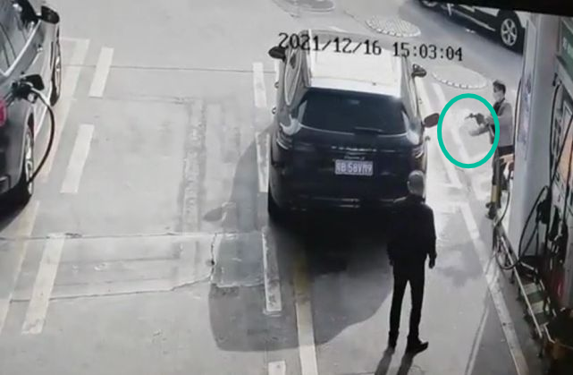 惊了!一男子拔掉油枪点燃汽车后逃走……休闲区蓝鸢梦想 - Www.slyday.coM 惊了!一男子拔掉油枪点燃汽车后逃走……休闲区蓝鸢梦想 - Www.slyday.coM