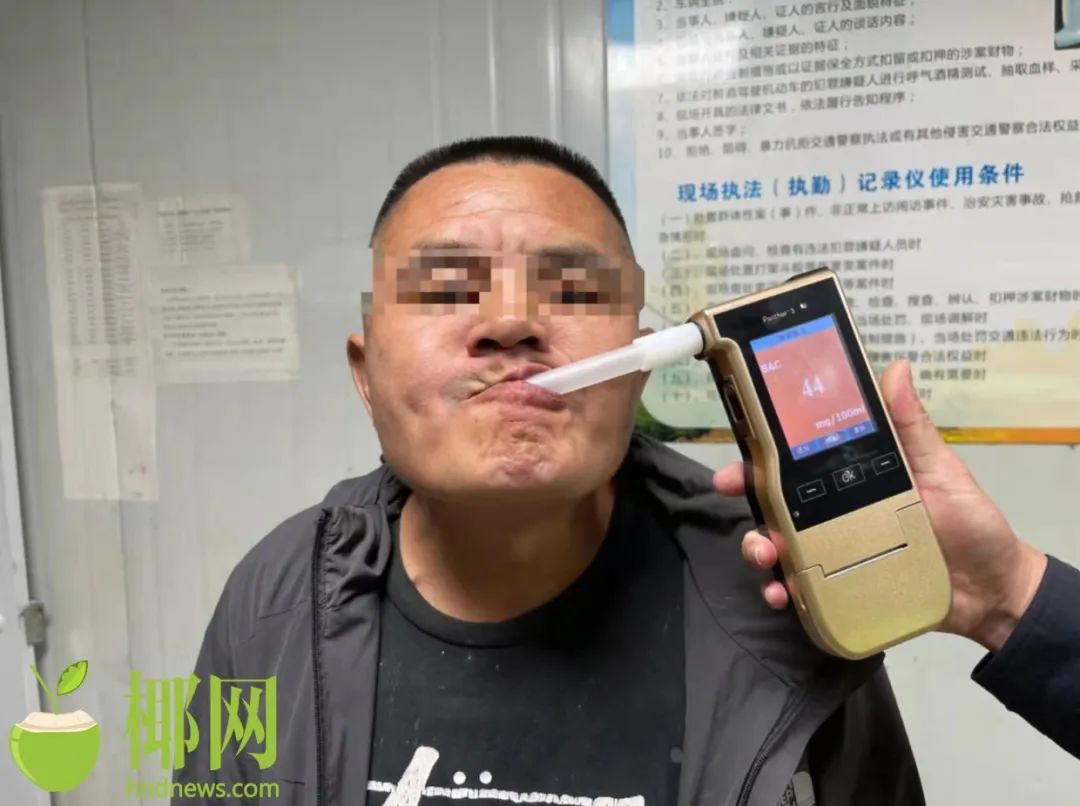 惊了!一男子拔掉油枪点燃汽车后逃走……休闲区蓝鸢梦想 - Www.slyday.coM 惊了!一男子拔掉油枪点燃汽车后逃走……休闲区蓝鸢梦想 - Www.slyday.coM