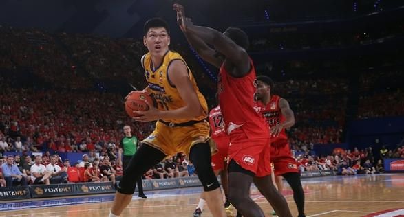 0分1篮板!刘传兴机会寥寥没有得分,采访表示澳洲联赛对抗很强