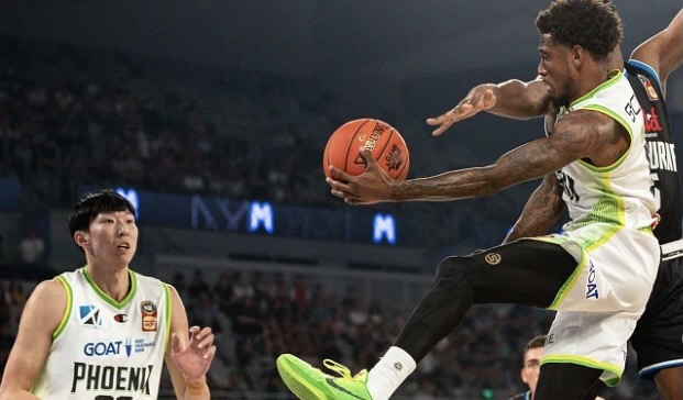 9中6砍17+13!周琦两战12盖帽疯狂,场均20+11+6,澳洲第一中锋