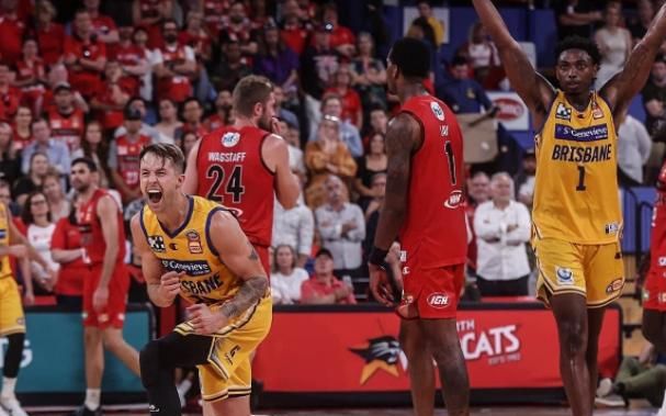 0分1篮板!刘传兴机会寥寥没有得分,采访表示澳洲联赛对抗很强