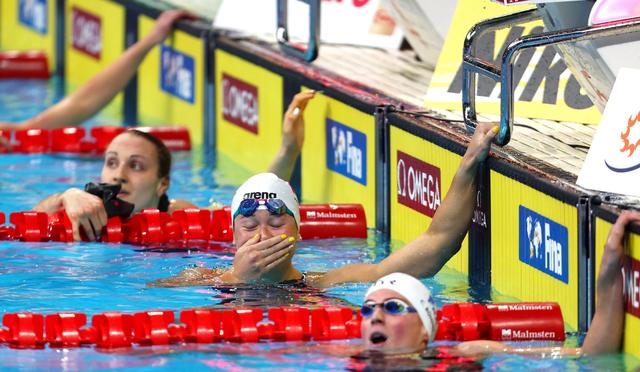 100+200自夺冠！24小时连夺2项世界冠军，中国何诗蓓碾压<a href=