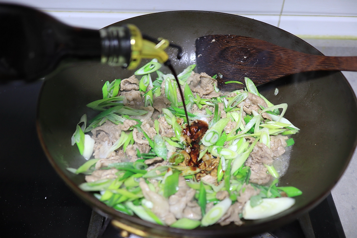 [转载]葱爆羊肉这么炒，肉片又薄又香还不老，没油烟不溅油，好吃又省时