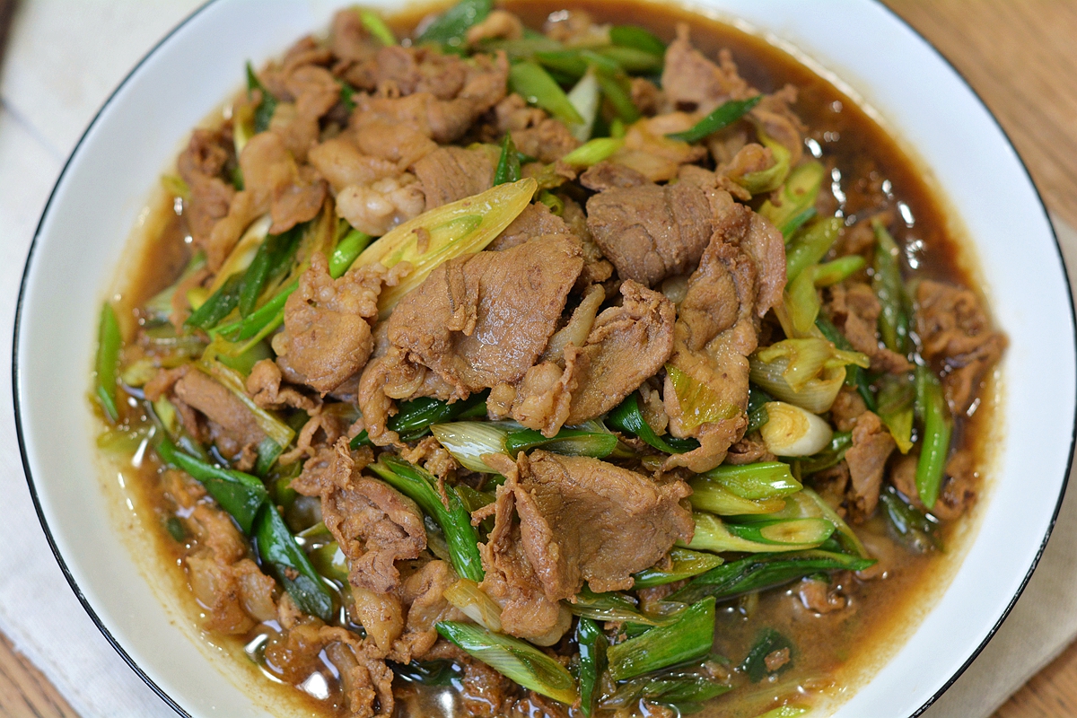 [转载]葱爆羊肉这么炒，肉片又薄又香还不老，没油烟不溅油，好吃又省时