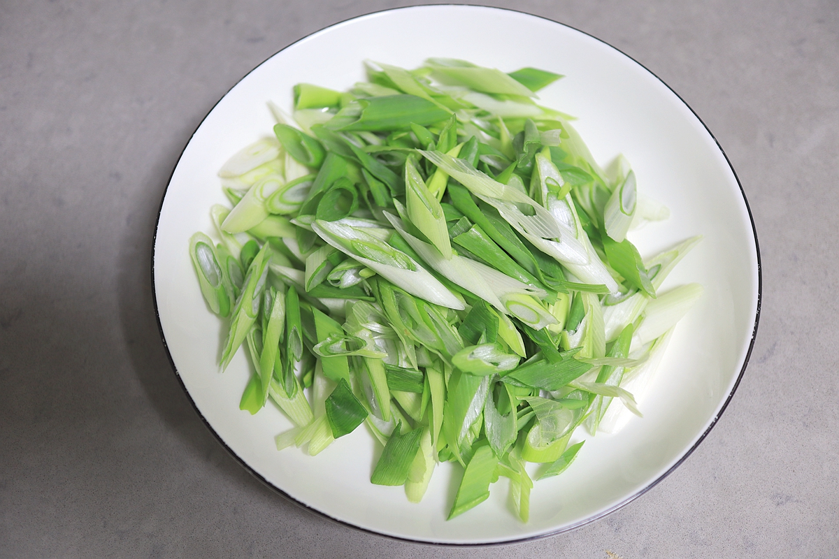 [转载]葱爆羊肉这么炒，肉片又薄又香还不老，没油烟不溅油，好吃又省时