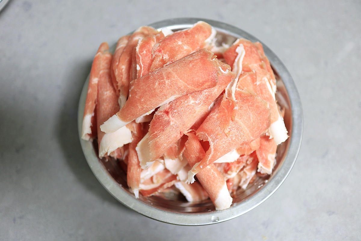 [转载]葱爆羊肉这么炒，肉片又薄又香还不老，没油烟不溅油，好吃又省时