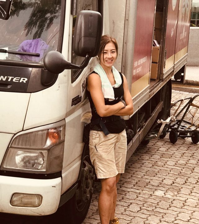 从爆红到被质疑牵手富二代后最美搬运工朱芊佩现状如何