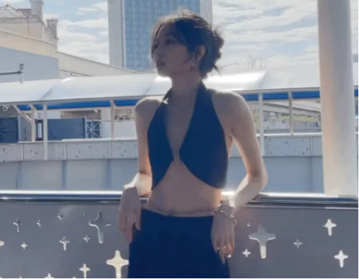 女星红毯露腰众相,周冬雨贴膏药,小花堆出赘肉,关晓彤太尴尬了 女星红毯露腰众相,周冬雨贴膏药,小花堆出赘肉,关晓彤太尴尬了