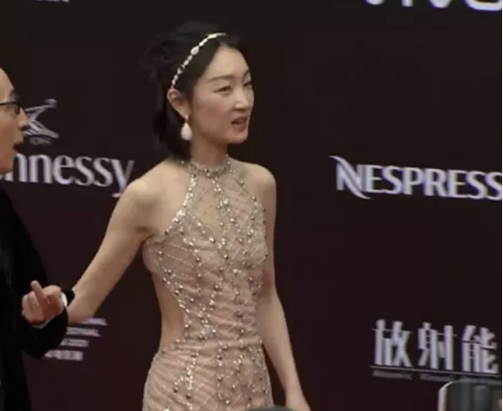 女星红毯露腰众相,周冬雨贴膏药,小花堆出赘肉,关晓彤太尴尬了 女星红毯露腰众相,周冬雨贴膏药,小花堆出赘肉,关晓彤太尴尬了