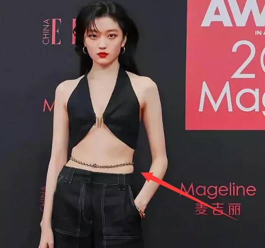 女星红毯露腰众相,周冬雨贴膏药,小花堆出赘肉,关晓彤太尴尬了 女星红毯露腰众相,周冬雨贴膏药,小花堆出赘肉,关晓彤太尴尬了