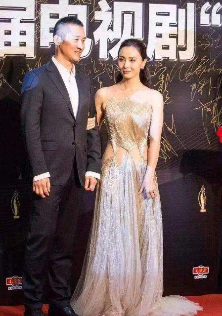 女星红毯露腰众相,周冬雨贴膏药,小花堆出赘肉,关晓彤太尴尬了 女星红毯露腰众相,周冬雨贴膏药,小花堆出赘肉,关晓彤太尴尬了