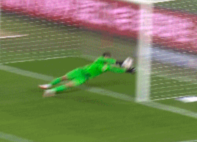 严重失误！国足门神颜骏凌被<a href=