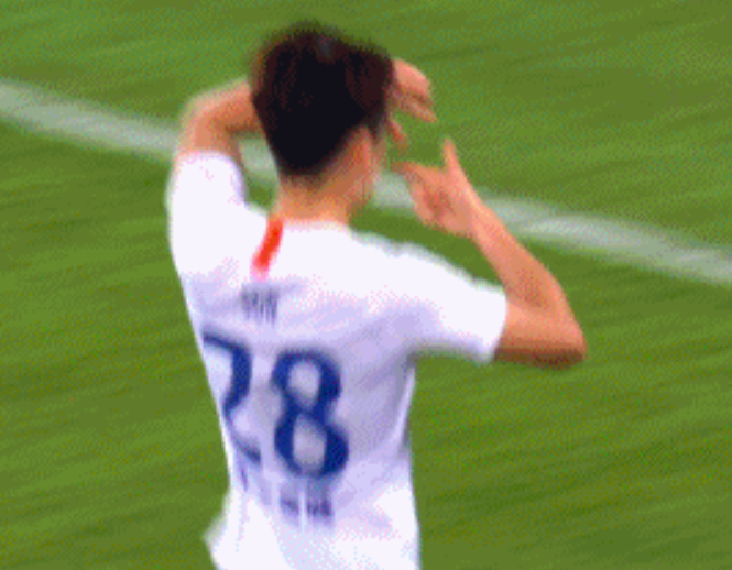 严重失误！国足门神颜骏凌被<a href=