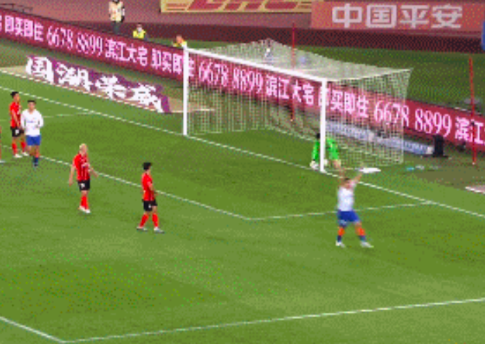 严重失误！国足门神颜骏凌被<a href=