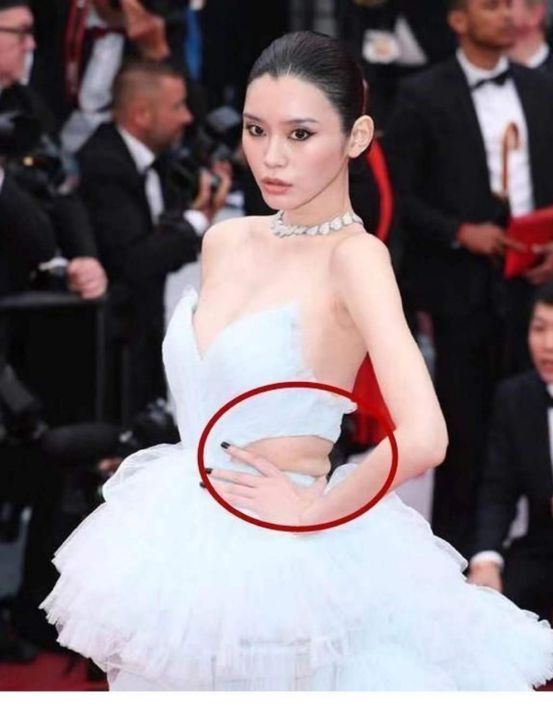 女星红毯露腰众相,周冬雨贴膏药,小花堆出赘肉,关晓彤太尴尬了 女星红毯露腰众相,周冬雨贴膏药,小花堆出赘肉,关晓彤太尴尬了