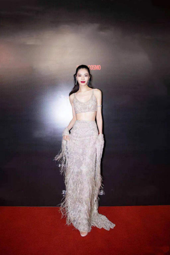 女星红毯露腰众相,周冬雨贴膏药,小花堆出赘肉,关晓彤太尴尬了 女星红毯露腰众相,周冬雨贴膏药,小花堆出赘肉,关晓彤太尴尬了