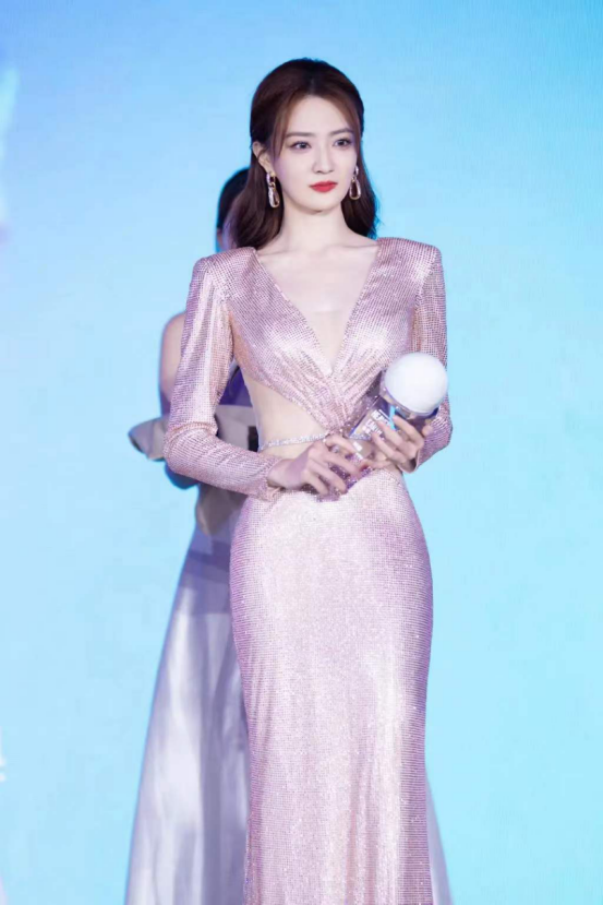 女星红毯露腰众相,周冬雨贴膏药,小花堆出赘肉,关晓彤太尴尬了 女星红毯露腰众相,周冬雨贴膏药,小花堆出赘肉,关晓彤太尴尬了