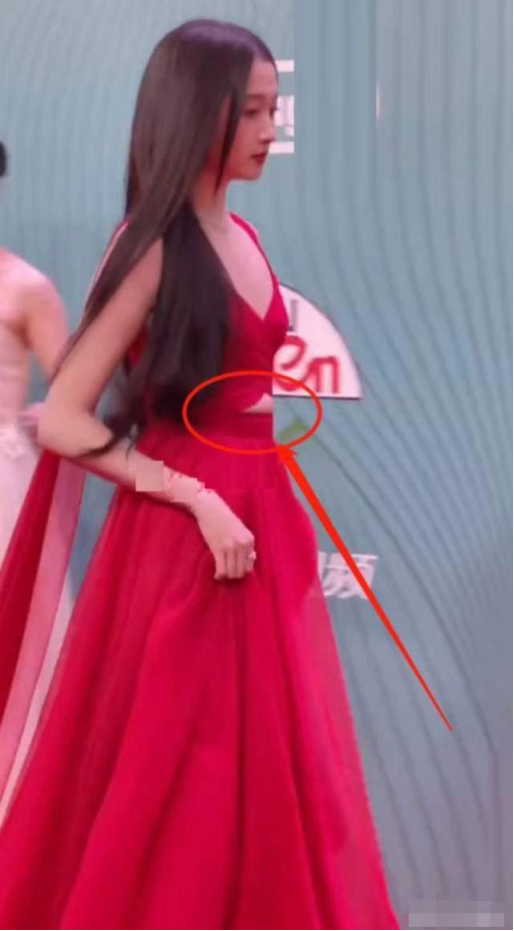 女星红毯露腰众相,周冬雨贴膏药,小花堆出赘肉,关晓彤太尴尬了 女星红毯露腰众相,周冬雨贴膏药,小花堆出赘肉,关晓彤太尴尬了