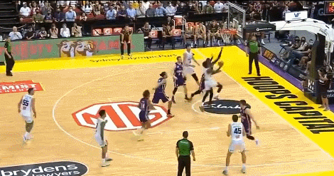 澳洲联赛-周琦17分13篮板5封盖 东南墨尔本凤凰负悉尼国王遭首败