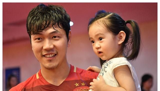 中超4消息!艾哈宣布退役,金英权回<a href=