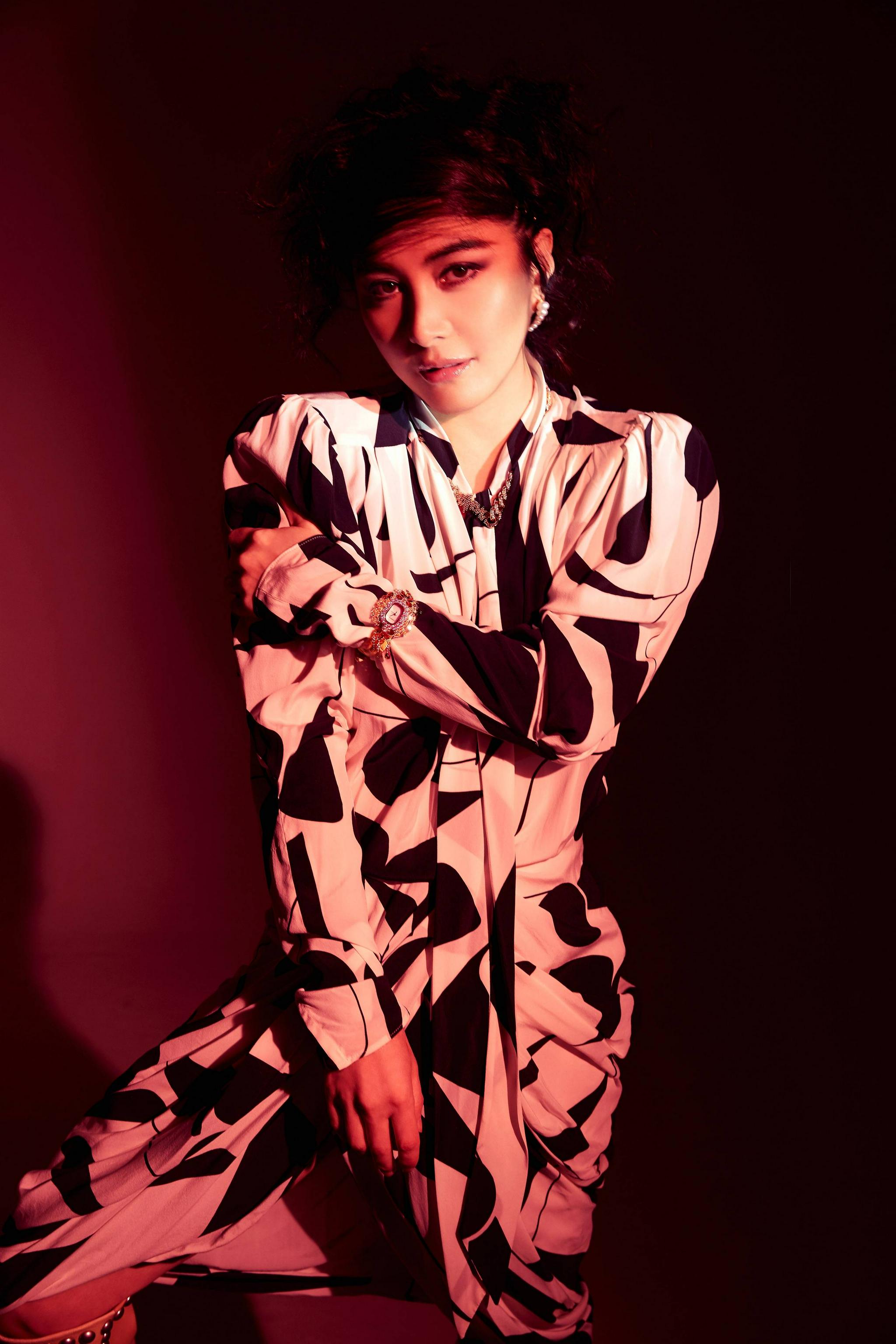 何超仪登越南版《芭莎》封面 复古时尚氛围感十足