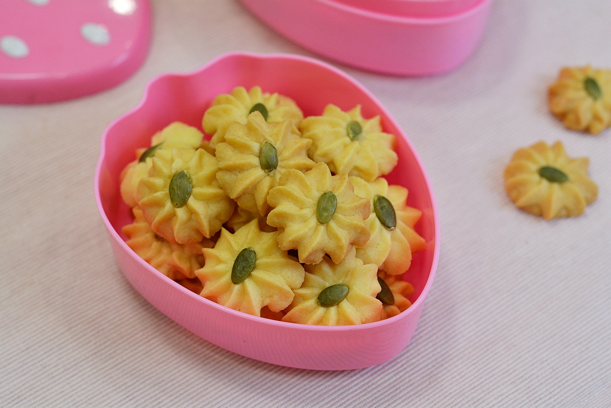 用不完淡奶油别扔，烤一盘曲奇真酥香，自食或送人都太棒了