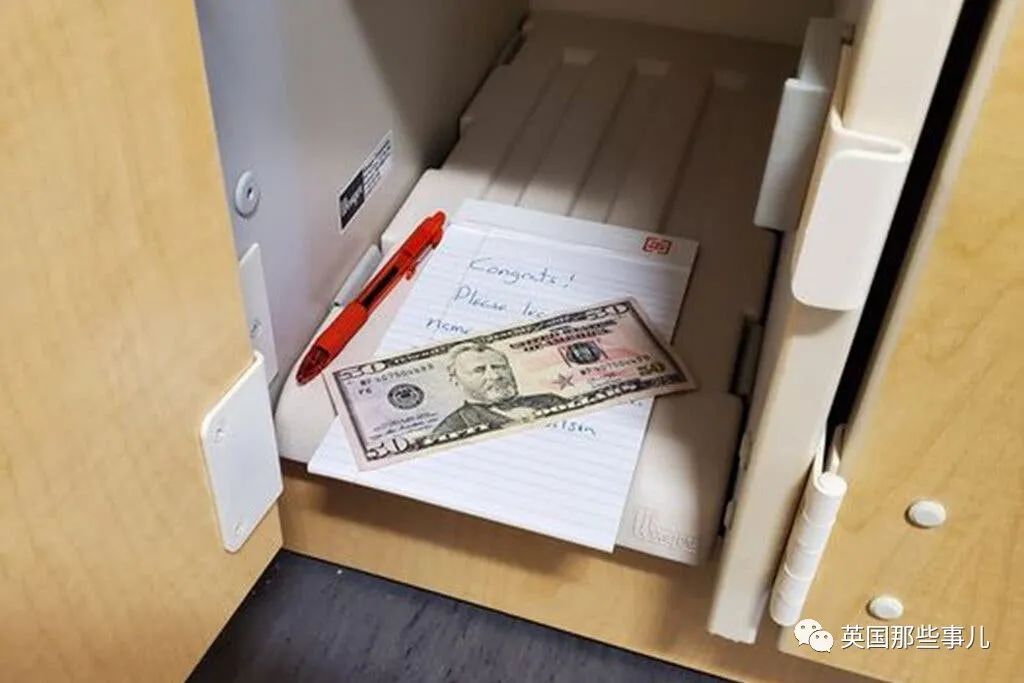 教授给教学大纲里藏现金,想测试学生到底看不看…果然这钱的下场??!休闲区蓝鸢梦想 - Www.slyday.coM 教授给教学大纲里藏现金,想测试学生到底看不看…果然这钱的下场??!休闲区蓝鸢梦想 - Www.slyday.coM