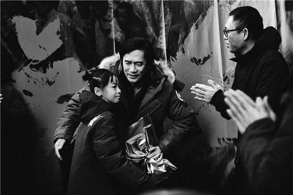 程耳导演谍战大片《无名》正式杀青,梁朝伟王一博致敬英雄休闲区蓝鸢梦想 - Www.slyday.coM 程耳导演谍战大片《无名》正式杀青,梁朝伟王一博致敬英雄休闲区蓝鸢梦想 - Www.slyday.coM