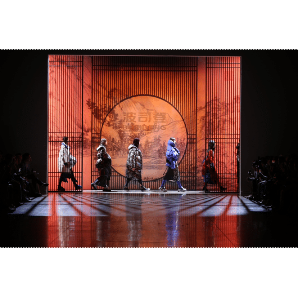 用舞台剧形式开发布会?波司登与中国国家话剧院联合讲述全球领先故事休闲区蓝鸢梦想 - Www.slyday.coM 用舞台剧形式开发布会?波司登与中国国家话剧院联合讲述全球领先故事休闲区蓝鸢梦想 - Www.slyday.coM