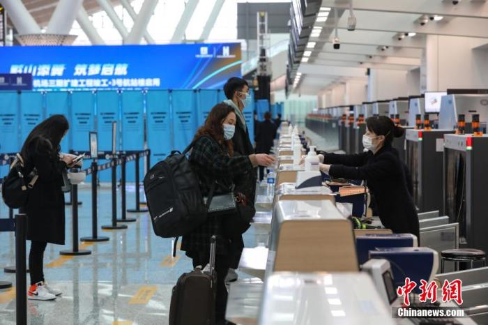 资料图:旅客在航站楼办理值机业务。瞿宏伦 摄