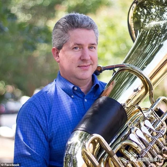 教授给教学大纲里藏现金,想测试学生到底看不看…果然这钱的下场??!休闲区蓝鸢梦想 - Www.slyday.coM 教授给教学大纲里藏现金,想测试学生到底看不看…果然这钱的下场??!休闲区蓝鸢梦想 - Www.slyday.coM