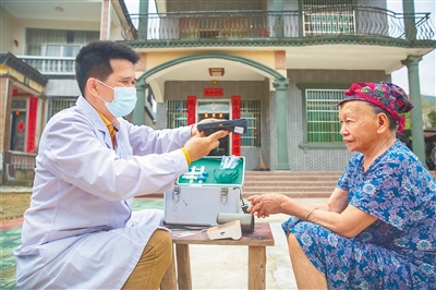 医疗保障惠民生 托起群众健康梦