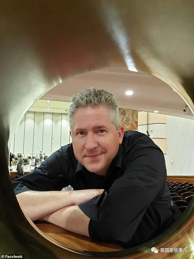 教授给教学大纲里藏现金,想测试学生到底看不看…果然这钱的下场??!休闲区蓝鸢梦想 - Www.slyday.coM 教授给教学大纲里藏现金,想测试学生到底看不看…果然这钱的下场??!休闲区蓝鸢梦想 - Www.slyday.coM