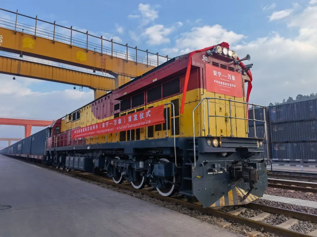 中老铁路刚通车，中国107个集装箱就出发，越南果然眼红了